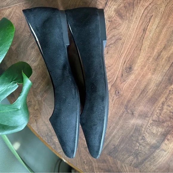 2 Women's Pointed-Toe Flats in Navy and Black 9 Like New - Picture 11 of 12